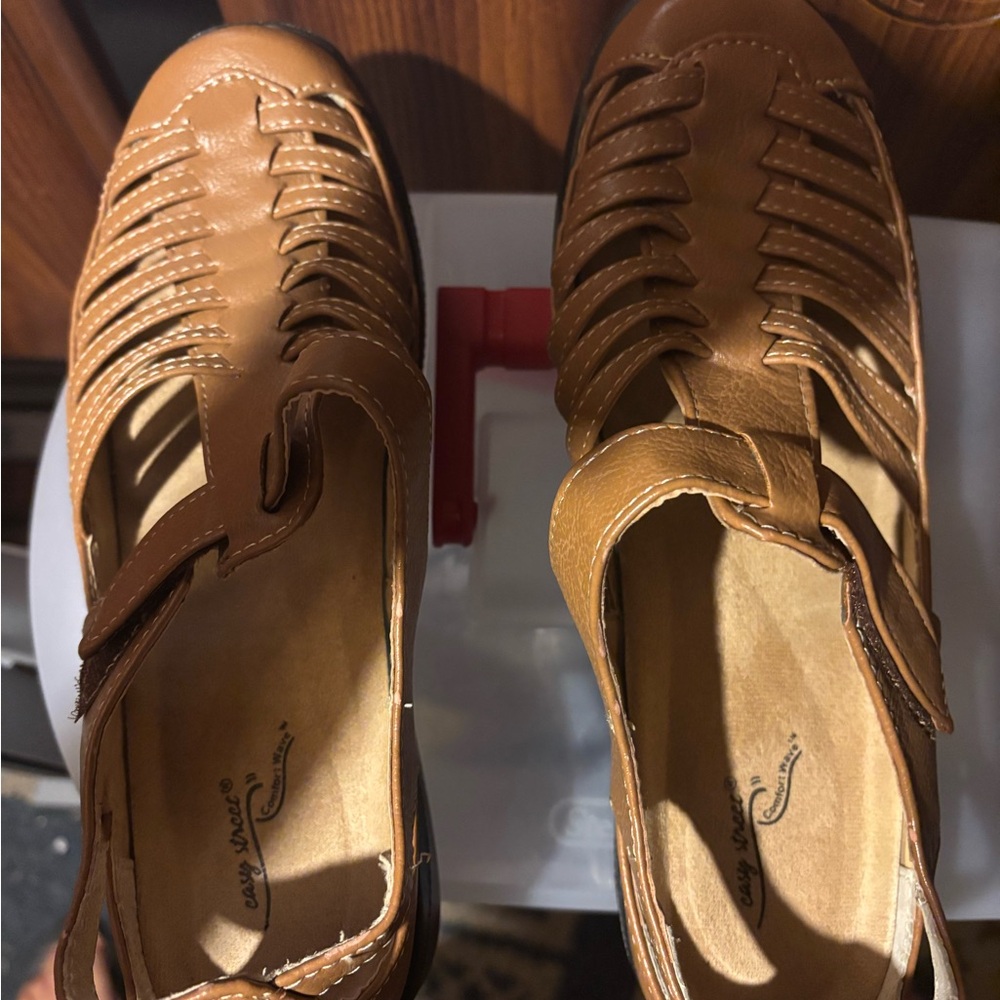Women’s Easy Street Tan Leather Sandals Size 8W